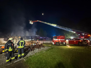Noční požár na Mácháči. Hořela restaurace Bílý Kámen