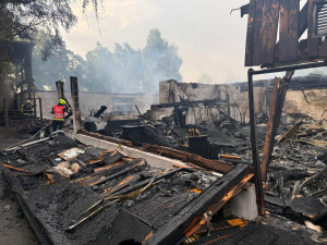 Noční požár na Mácháči. Hořela restaurace Bílý Kámen
