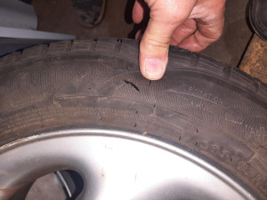 Propíchal pneumatiky u šesti aut. Policisté muže zadrželi i s noži