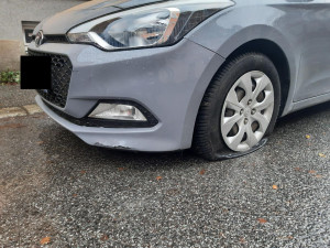 Propíchal pneumatiky u šesti aut. Policisté muže zadrželi i s noži