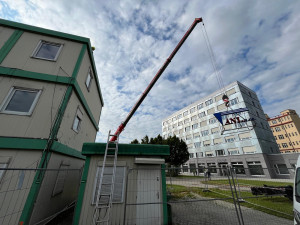Provizorium na třicet let. Zázemí autobusáku ze stavebních buněk mizí