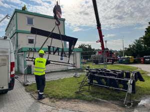 Provizorium na třicet let. Zázemí autobusáku ze stavebních buněk mizí
