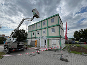 Provizorium na třicet let. Zázemí autobusáku ze stavebních buněk mizí