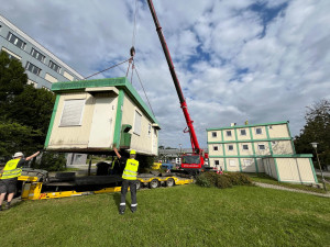 Provizorium na třicet let. Zázemí autobusáku ze stavebních buněk mizí