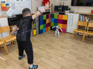 Hendikepovaným lidem v Jablonci pomáhá robot. Komunikuje, cvičí i vyhodnocuje