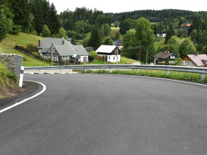 Na silnici z Horního Maxova do Lučan se řidiči dočkali nového povrchu