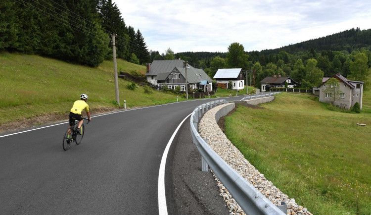 Na silnici z Horního Maxova do Lučan se řidiči dočkali nového povrchu