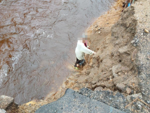 Žena spadla do hlubokého koryta Smědé i se psem. Ven jim pomohli hasiči