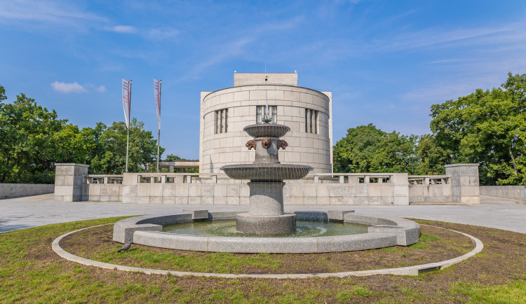 FOTO: Vítkov prokoukl. Nevzhledné parkoviště nahradily fontány a stromořadí
