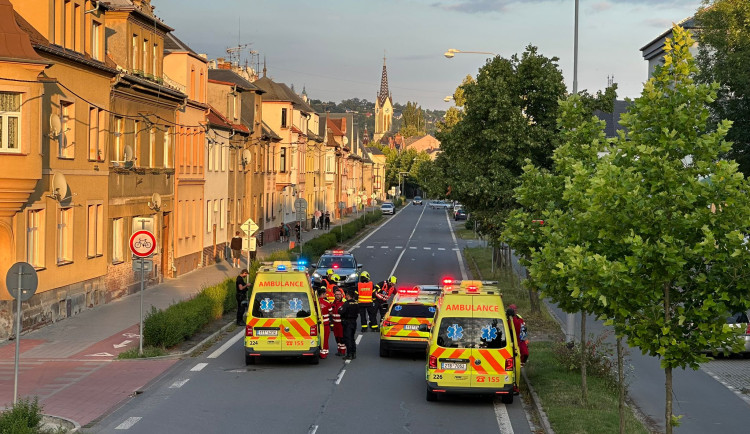 V Krnově se srazilo porsche a cyklistka. Následně tam do auta naboural motorkář