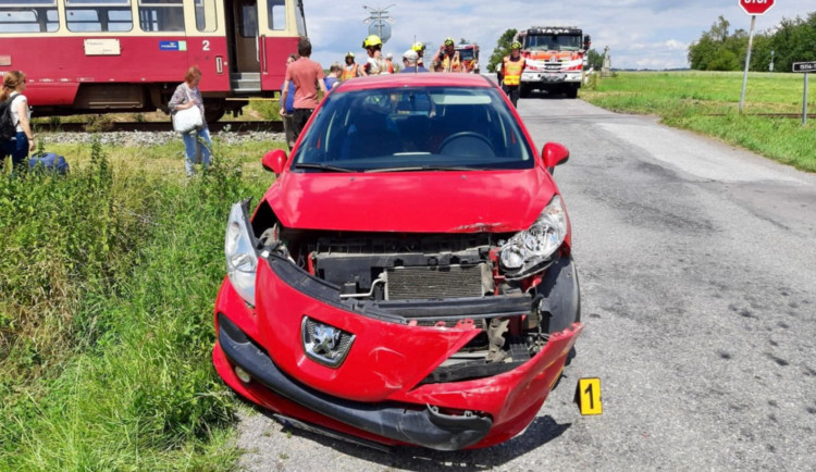 Na Třebíčsku se dnes odpoledne srazil vlak s autem, provoz na železnici se zastavil