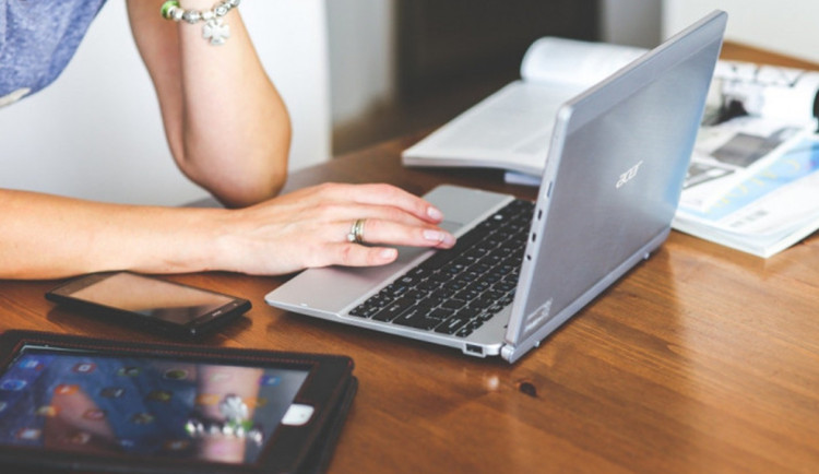 Ženu obral o peníze falešný violoncellista. Policie radí, jak se podvodníkům bránit