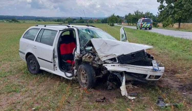 Na rovné silnici havaroval řidič se dvěma zákazy řízení, auto nemělo technickou