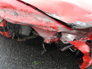 Mustang dostal na mokré vozovce smyk, skončil ve svodidlech. Škoda je 300 tisíc