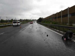 Mustang dostal na mokré vozovce smyk, skončil ve svodidlech. Škoda je 300 tisíc