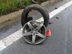 Mustang dostal na mokré vozovce smyk, skončil ve svodidlech. Škoda je 300 tisíc