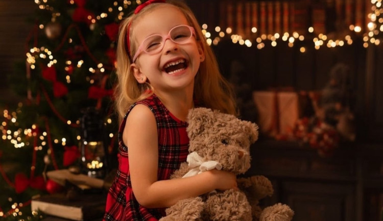 Emička prodělala dětskou mozkovou obrnou. Policista pro ni uspořádal sbírku