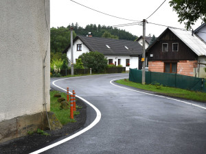 Z Bělé do Sekerkových Louček jezdí řidiči po novém povrchu silnice