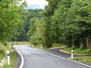 Z Bělé do Sekerkových Louček jezdí řidiči po novém povrchu silnice