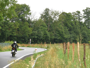 Z Bělé do Sekerkových Louček jezdí řidiči po novém povrchu silnice