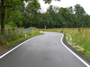 Z Bělé do Sekerkových Louček jezdí řidiči po novém povrchu silnice