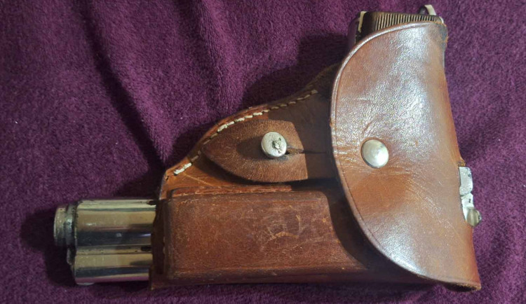 Kulka se zavrtala do zdi sousedů. V Brně střílel opilý muž, zbraň měl z černého trhu