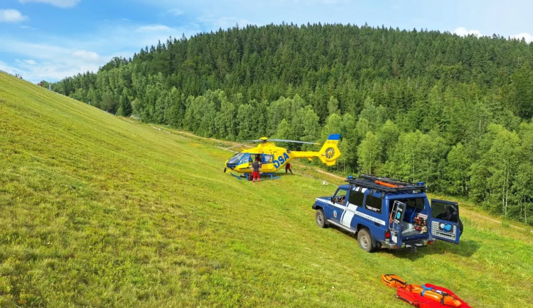 Vážná zranění cyklistů v Jizerkách. Horská řešila poranění krční páteře i zlomeniny