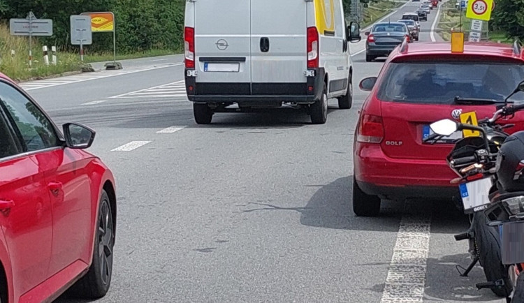Havárie na motorce a poškozené dveře. Policii zaměstnávali sedmnáctiletí mladíci