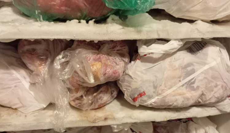 Hovězí hlava s očima, jehněčí těla. Restaurace v Praze vařila z pochybného masa