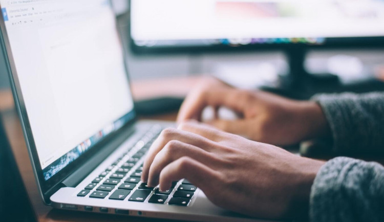 Seznamte se, prosím. Elka, nová virtuální asistentka na krajském webu