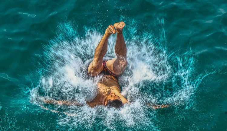 Skok do vody může skončit tragicky. Budějovičtí lékaři už letos operovali tři pacienty s poraněním páteře