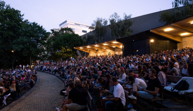 KULTURNÍ TIPY: Zajděte na Džob do letňáku a užijte si noc pod širákem i festival chutí