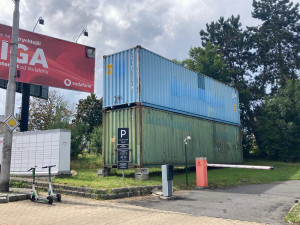Po buňkách zmizí od autobusáku i lodní kontejnery. Vlastník je musí odstranit