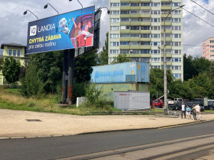 Po buňkách zmizí od autobusáku i lodní kontejnery. Vlastník je musí odstranit