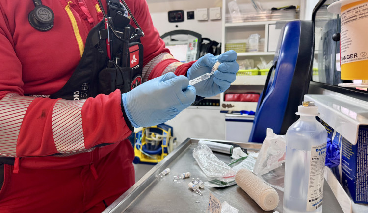 Chlapce při fotbalovém tréninku v Opavě zasáhl blesk. Je ve vážném stavu v nemocnici