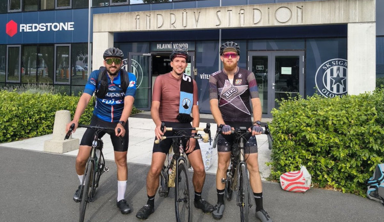 Trojice fanoušků Slovanu vyrazila do Olomouce na kole. Užili jsme si to, hlásili přes prohru