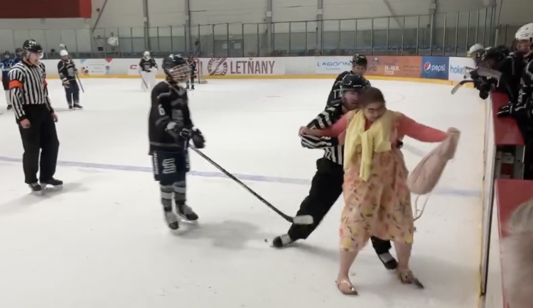 VIDEO: Hokejová matka vtrhla na led při zápase v Letňanech. Sudí ji z plochy vytlačil