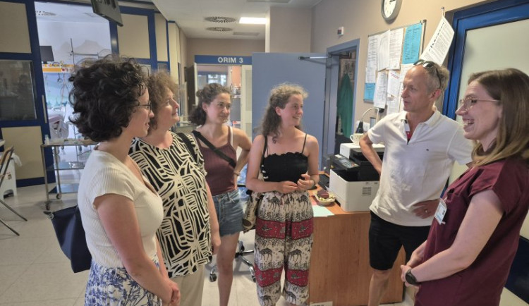 Lékaři z Brna zachránili život maďarské studentce. Po roce přijela rodina poděkovat