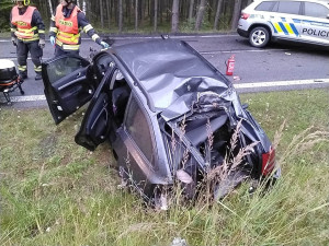 Vážná nehoda v Hradčanech na Českolipsku. Řidičku transportoval do nemocnice vrtulník