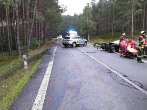Vážná nehoda v Hradčanech na Českolipsku. Řidičku transportoval do nemocnice vrtulník