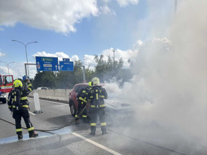 Na průtahu Libercem hořelo odpoledne poblíž tunelu auto, doprava stála
