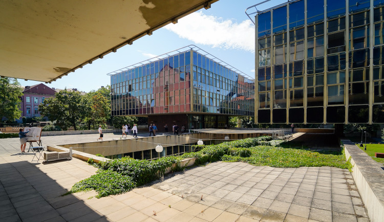 FOTO: Oloupaná okna, zvlněná dlažba. Podívejte se, jak to vypadá uvnitř Pragerových kostek