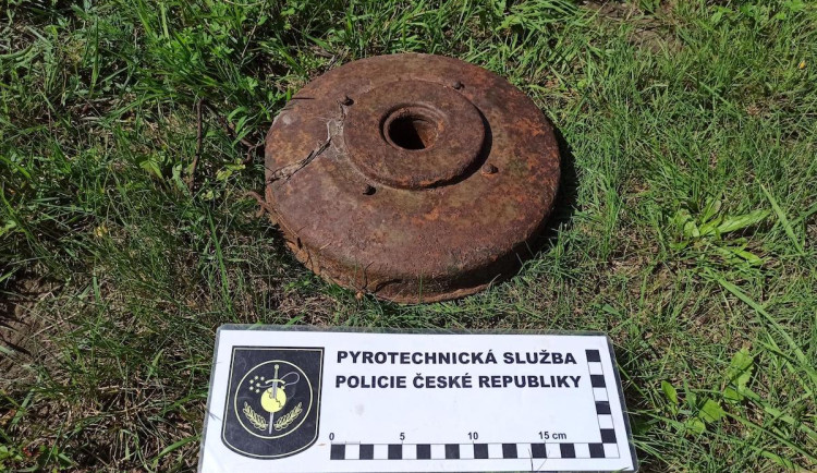 Houbaři našli v Ralsku cvičnou potitankovou minu. Ležela v lese na jehličí