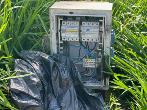 Vandalové řádili v Zahradě vzpomínek. Poničili několik soch a pomníků