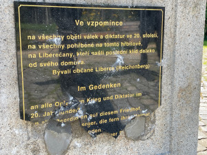 Vandalové řádili v Zahradě vzpomínek. Poničili několik soch a pomníků