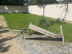 Vandalové řádili v Zahradě vzpomínek. Poničili několik soch a pomníků