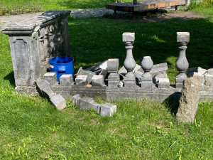 Vandalové řádili v Zahradě vzpomínek. Poničili několik soch a pomníků