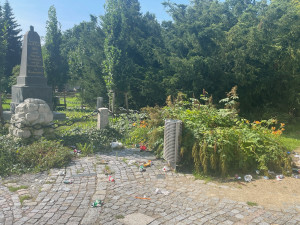 Vandalové řádili v Zahradě vzpomínek. Poničili několik soch a pomníků