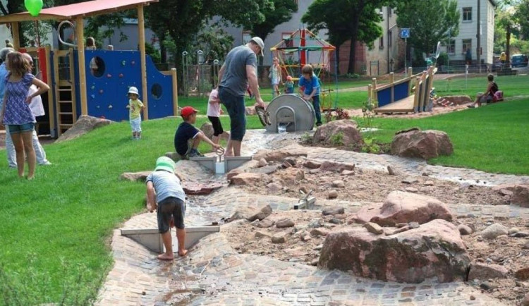 Hrátky pro děti. Přerov chce příští rok vybudovat na sídlišti další vodní hřiště