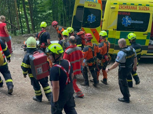 Špatné šlápnutí a pád. Žena se na Bezdězu zřítila ze čtyřicetimetrového srázu